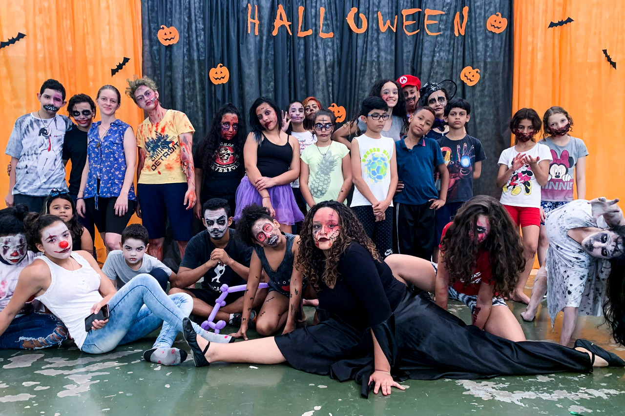 Alunos de três unidades do CCPL celebraram o Halloween realizando atividades de pintura facial