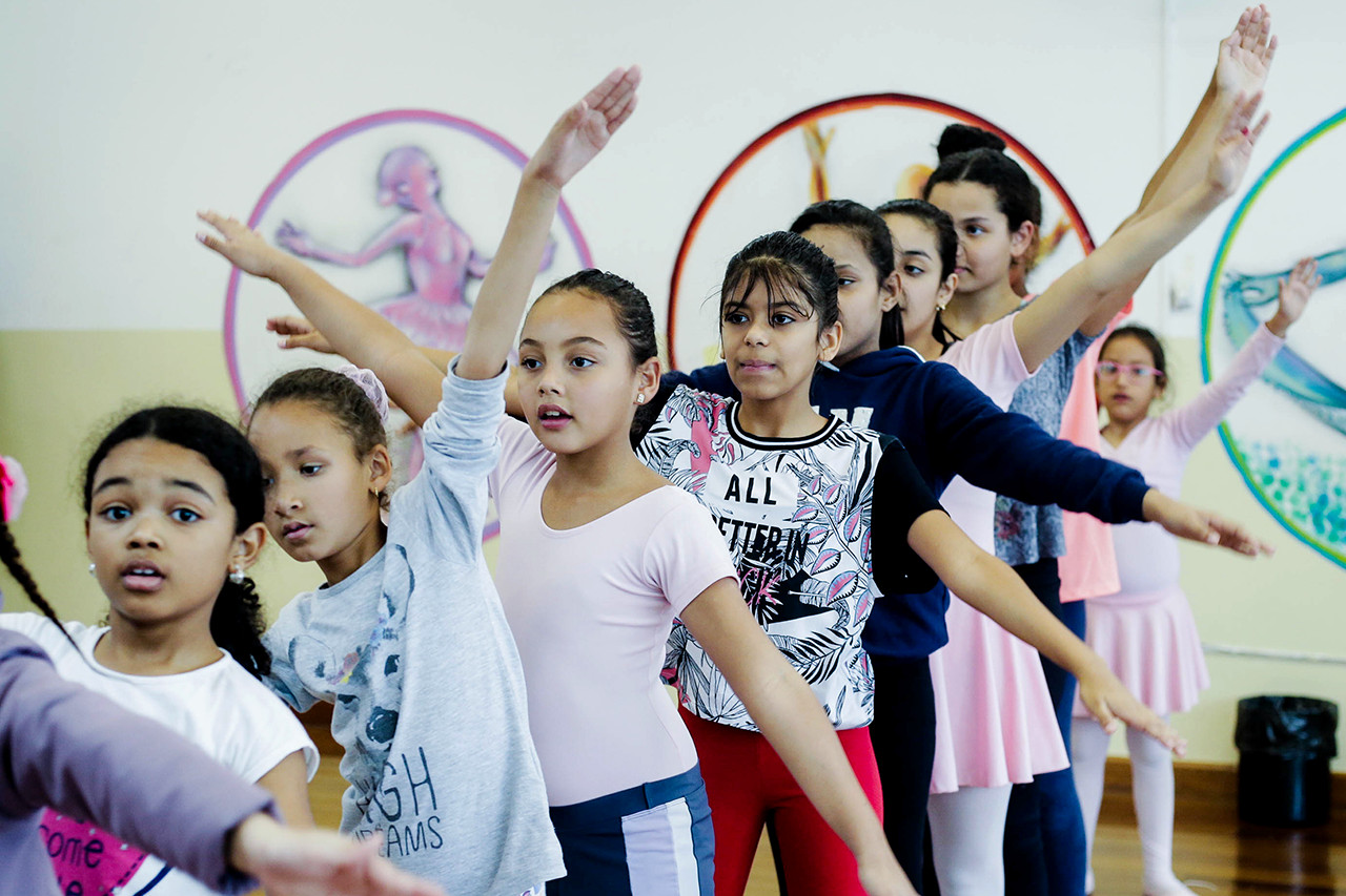 Alunas de Ballet, do CCPL Parque dos Camargos, aprendem a realizar movimentos essenciais durante as aulas