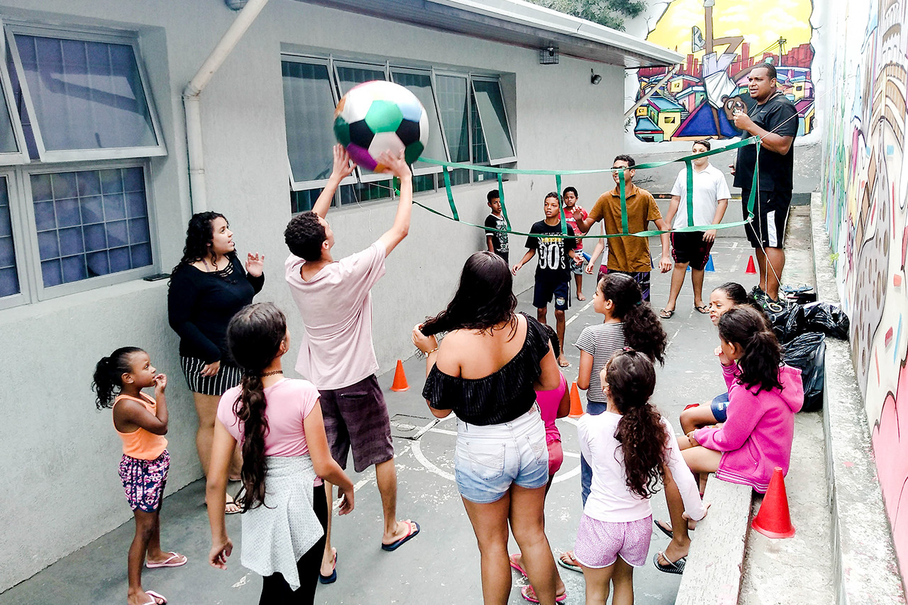 Férias Divertidas: CCPL do Parque Imperial agitou a galera durante jogo de vôlei com bola gigante