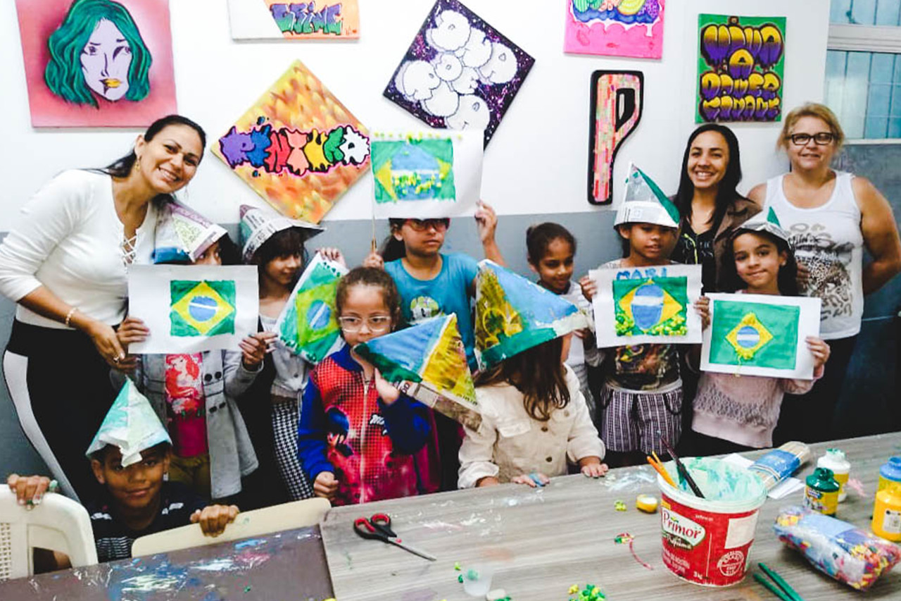 Alunos de Reforço Escolar criaram bandeiras do Brasil em homenagem à Proclamação da República