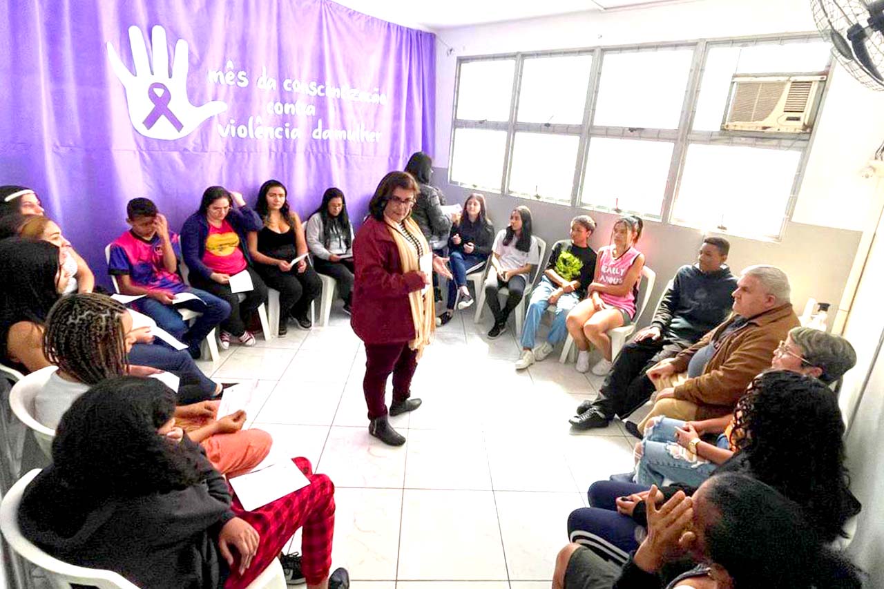 Agosto Lilás: equipe psicossocial realizou palestra de conscientização sobre o combate à violência contra a mulher no CCPL Hercília da Silva Barbosa