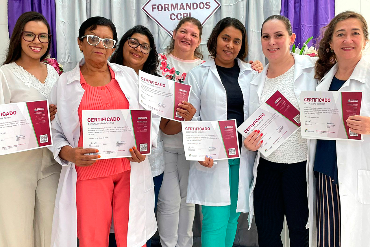 Alunas do CCPL Gabriela de Freitas receberam certificados de conclusão do curso com muita alegria e emoção