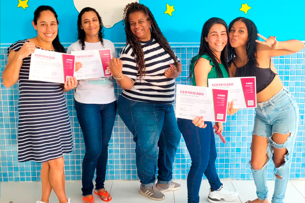 Alunos do CCPL Gabriela de Freitas receberam os certificados de conclusão do curso de Auxiliar Contábil / Recursos Humanos