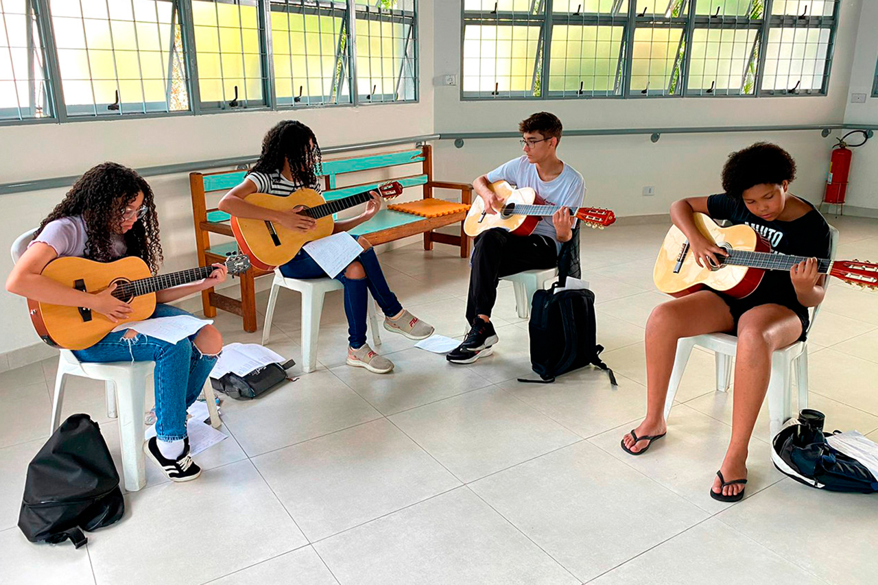 Alunos do CCPL Hercília da Silva Barbosa exploram os acordes durante as aulas de violão