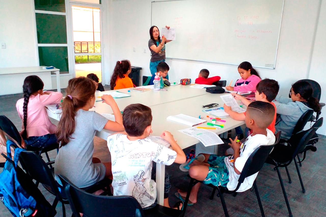 Alunos do curso de Aprimoramento Educacional do CCPL Maria Evangelista desenvolvem a escrita através da poesia