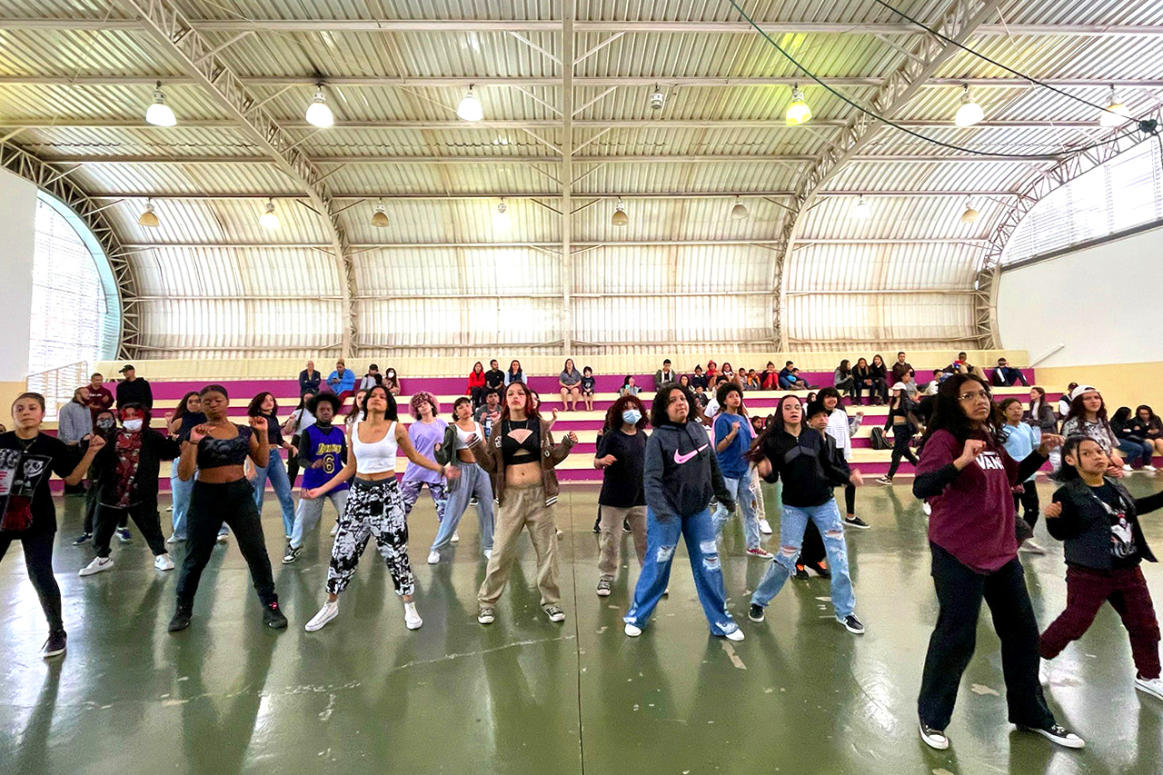 Alunos do curso de Street Dance dos Centros de Capacitação Profissional e Lazer de Barueri aprendem passos de dança cheios de estilo 