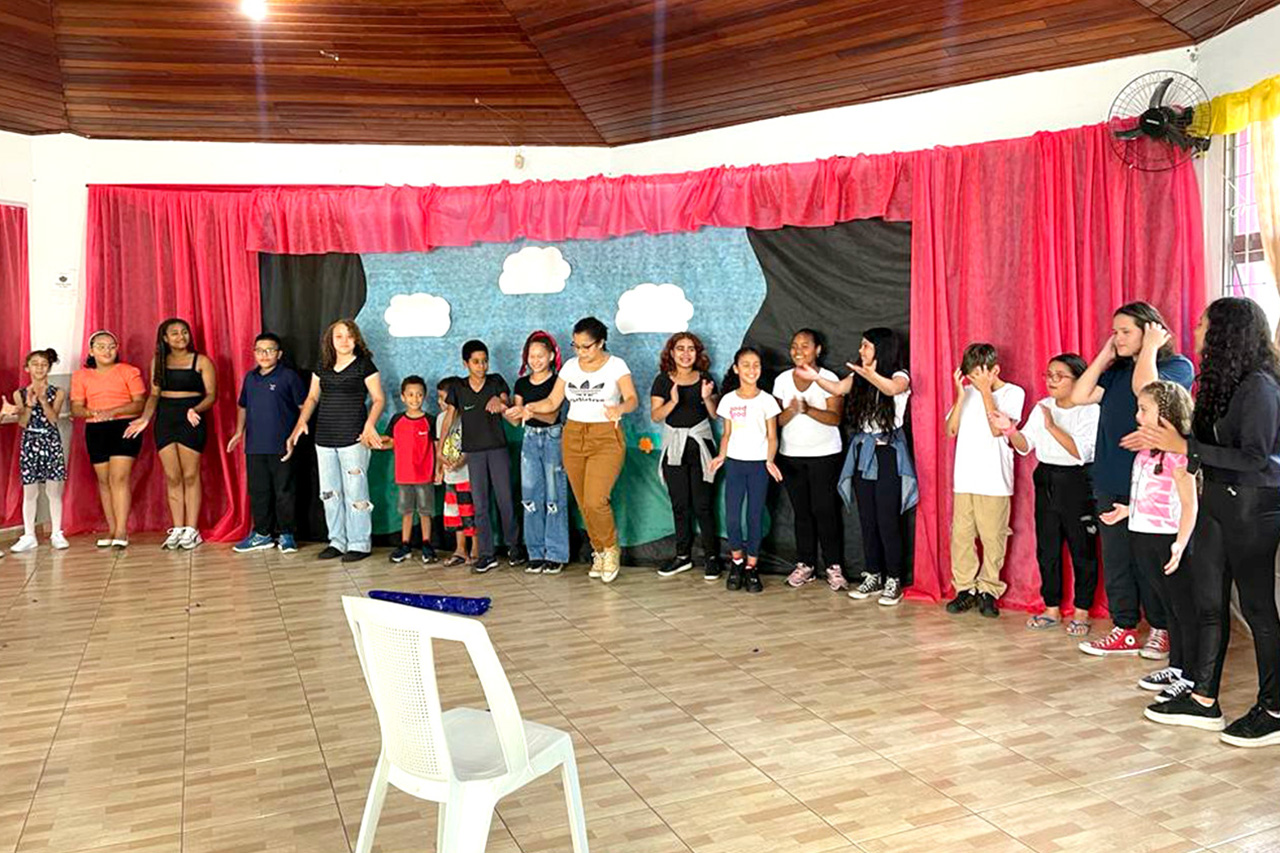 Alunos do curso de artes cênicas dos Centros de Capacitação Profissional e Lazer de Barueri realizaram apresentações em comemoração ao ‘Dia Mundial do Teatro’