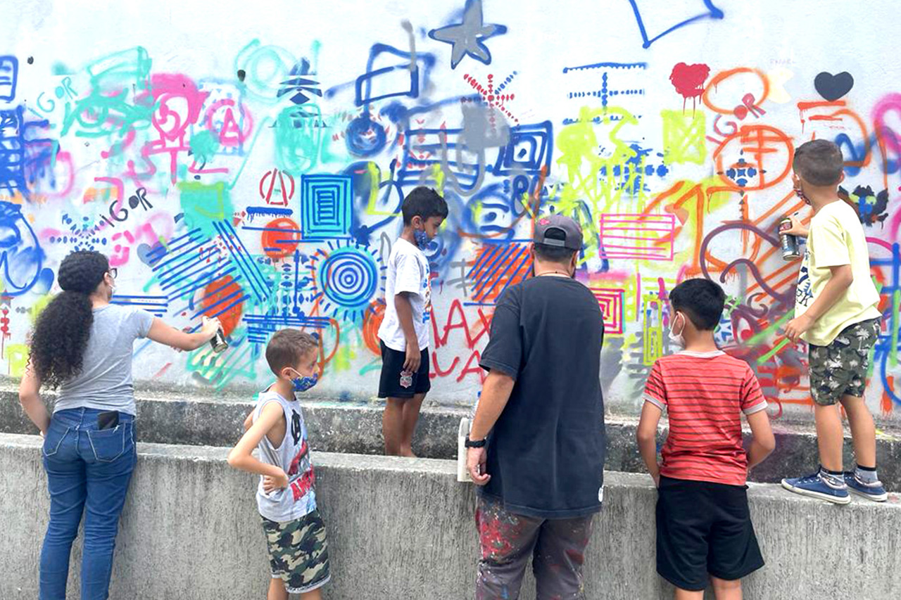 Alunos do curso de grafite do Centro de Capacitação Profissional e Lazer – CCPL Hercília da Silva Barbosa pintaram um novo mural na unidade