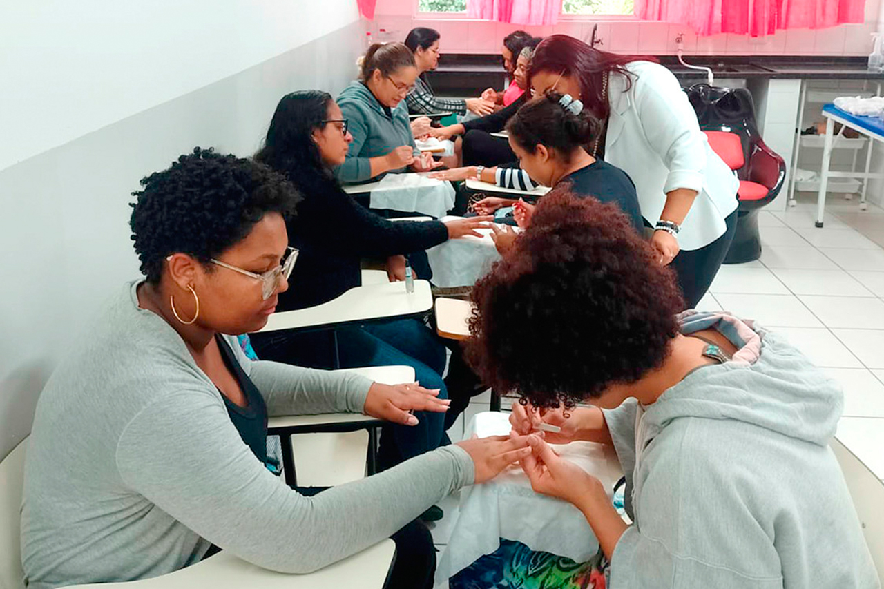 Aprenda técnicas essenciais de cuidado com as unhas no curso de manicure e pedicure oferecido pelo CCPL João Ricardo Pelúcio Rosa