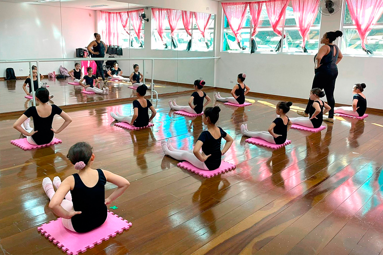 Aulas de Ballet do CCPL Gabriela de Freitas promovem o desenvolvimento completo da coordenação, flexibilidade e equilíbrio das alunas