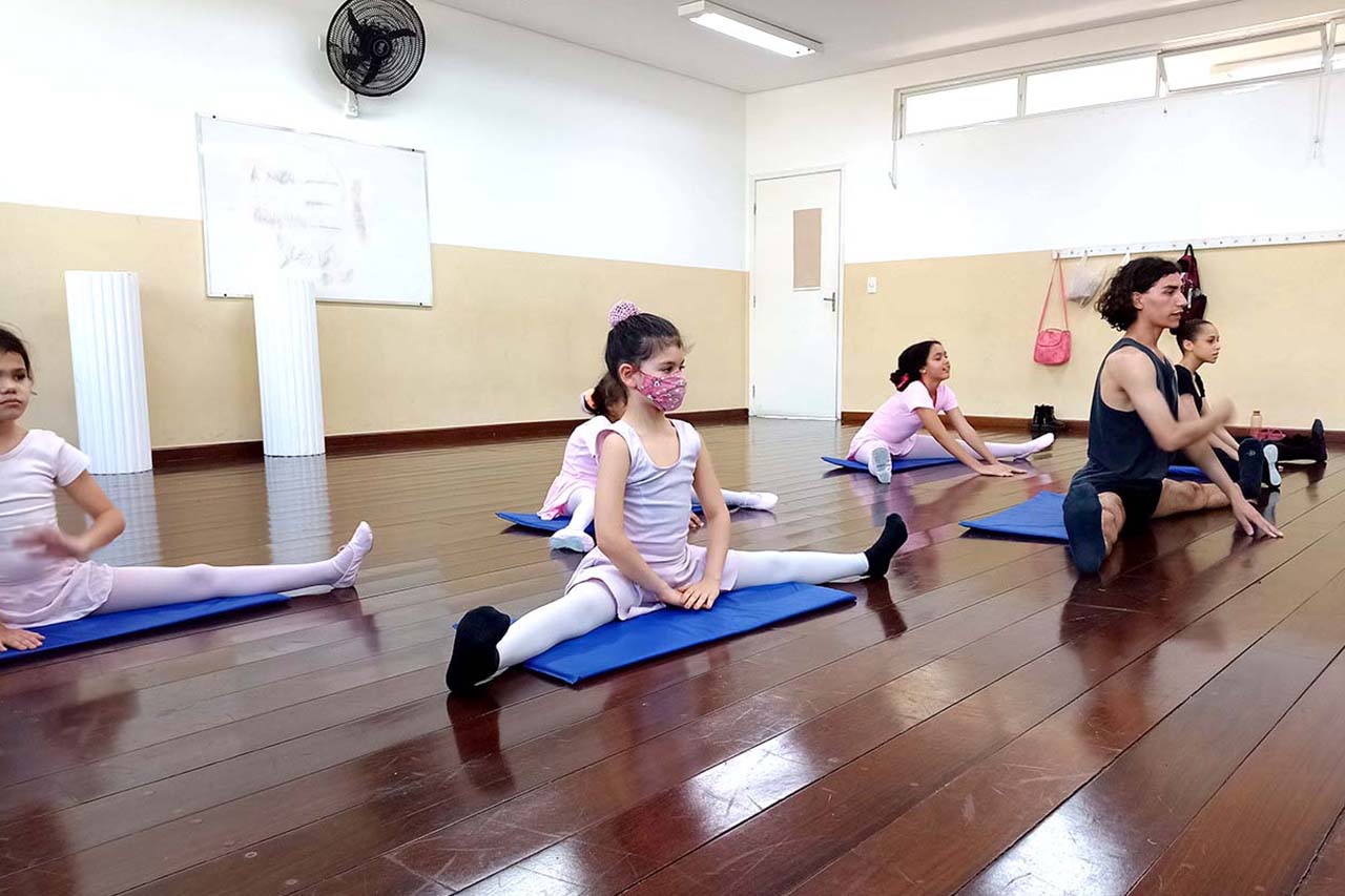 Aulas de Ballet do Centro de Capacitação Profissional e Lazer – CCPL João Ricardo Pelúcio Rosa trabalham disciplina, autoestima e ludicidade