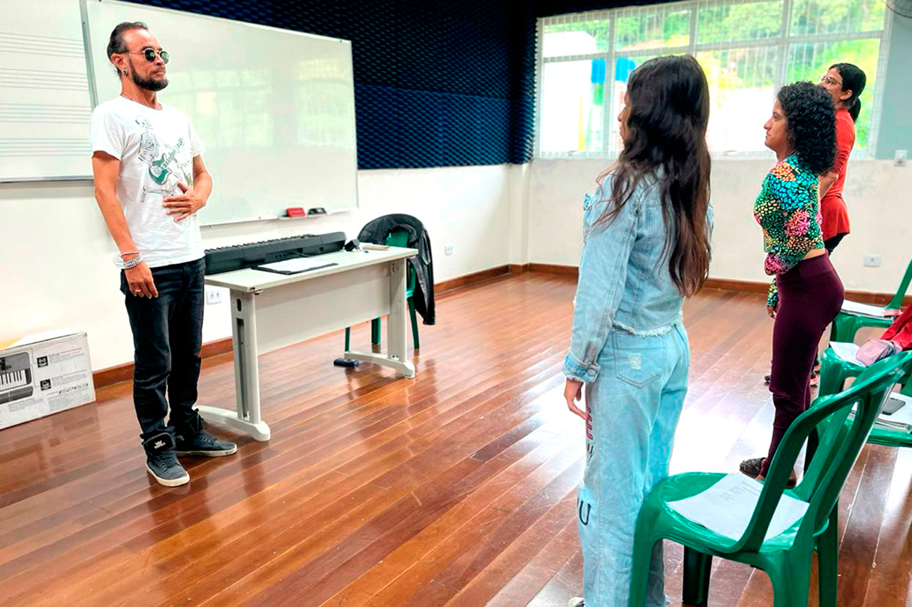 Aulas de Canto e Coral do Centro de Capacitação Profissional e Lazer Ésio Augusto de Souza desenvolve habilidades vocais de todos os participantes 