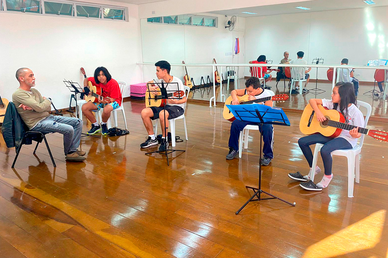 Aulas de Canto e Coral e Violão nos Centros de Capacitação Profissional e Lazer ensina técnicas e repertórios atuais para uma formação musical de qualidade