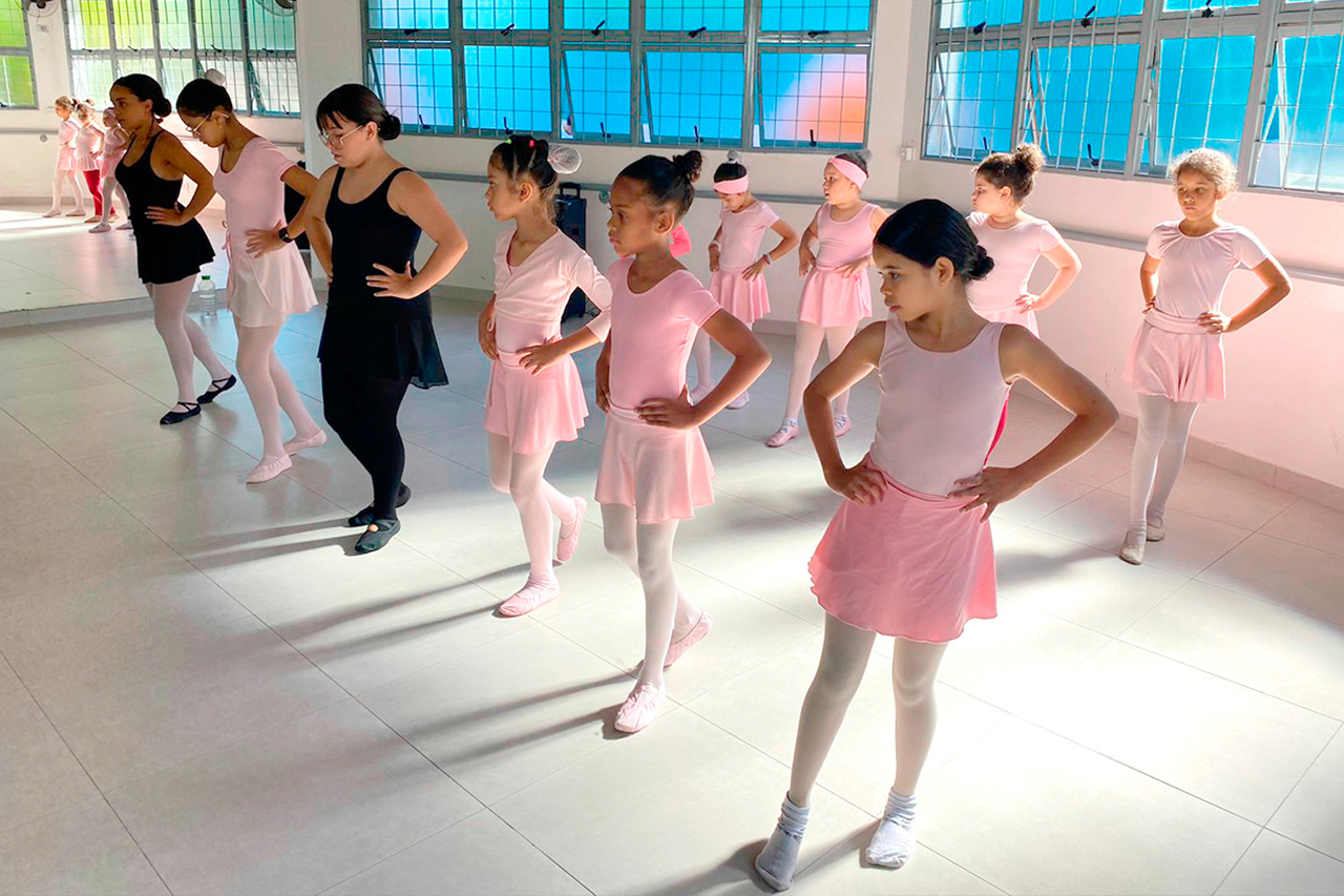 Aulas de ballet nos Centros de Capacitação Profissional e Lazer são uma ótima opção para desenvolvimento físico das crianças