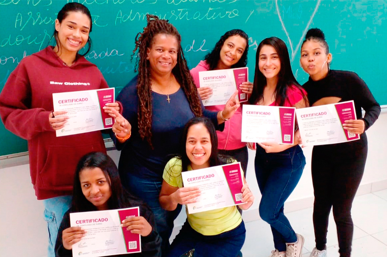 CCPL Gabriela de Freitas realizou a entrega dos certificados de conclusão de curso aos alunos que finalizaram os cursos de Assistente Administrativo e Empreendedorismo