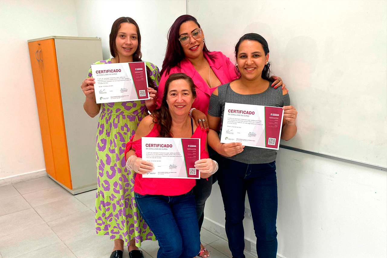 CCPL Gabriela de Freitas realizou a entrega dos certificados de conclusão do curso de manicure e pedicure