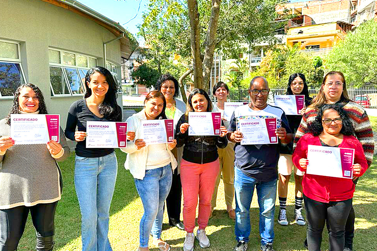 CCPL Jaraguá Mirim entregou certificados de conclusão de curso às alunas que finalizaram o curso de Cuidador de Idosos