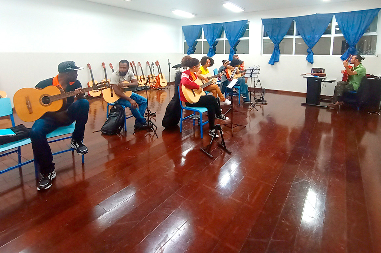 CCPL João Ricardo Pelúcio Rosa oferece aulas de violão de forma gratuita para os munícipes 