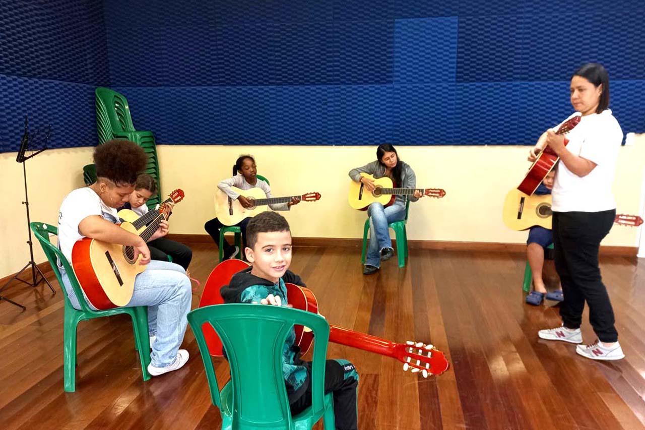Centro de Capacitação Profissional e Lazer – CCPL Ésio Augusto de Souza oferece curso de violão de forma gratuita