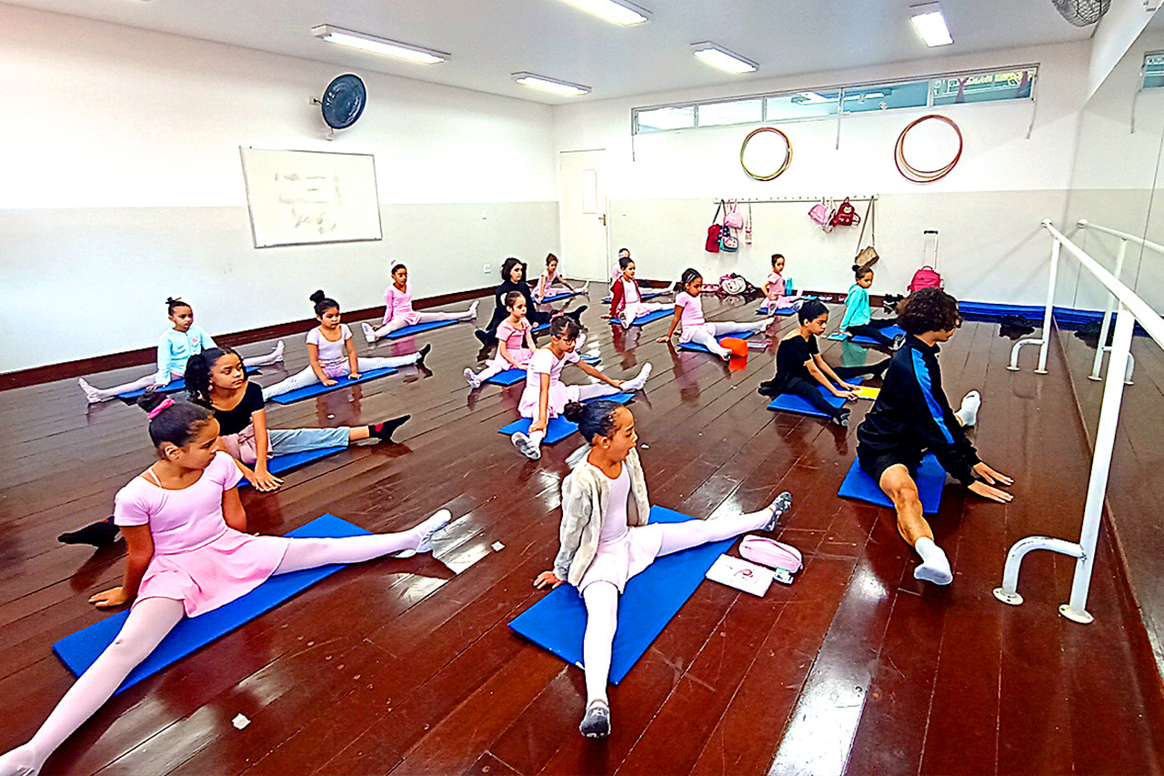Centros de Capacitação Profissional e Lazer oferecem aulas de ballet para os munícipes de todas as idades