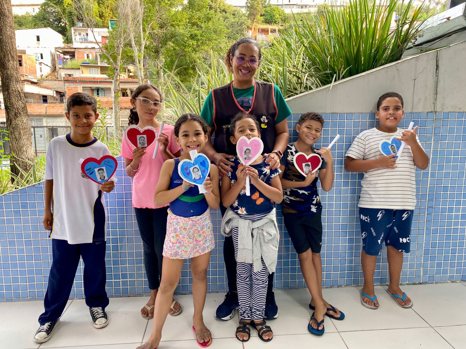 Corações cheios de amor: alunos do CCPL Gabriela de Freitas celebram a Semana da Família com criatividade