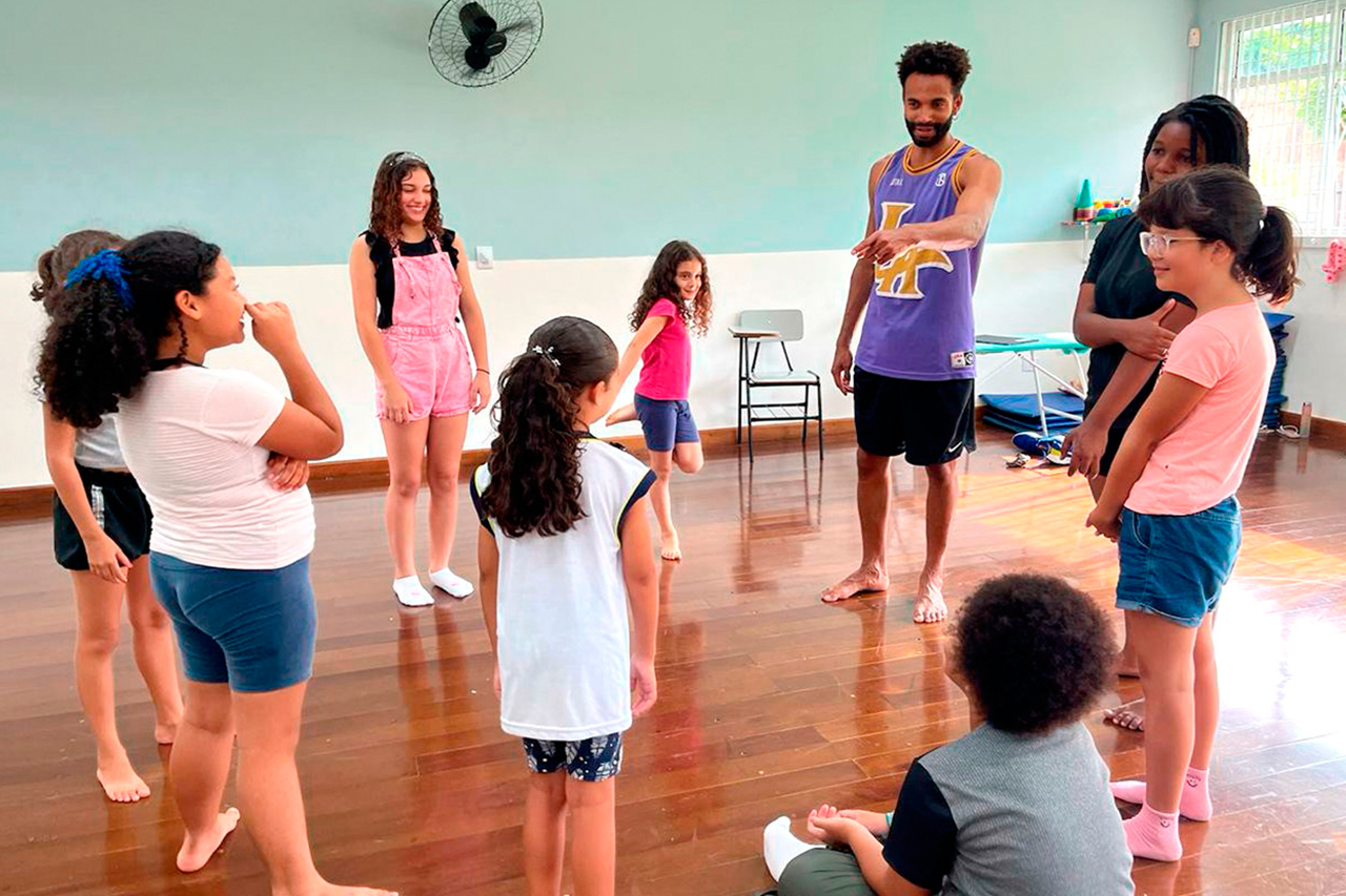 Curso de Artes Cênicas do CCPL Ésio Augusto de Souza desenvolve habilidades de expressão corporal e improvisação dos alunos