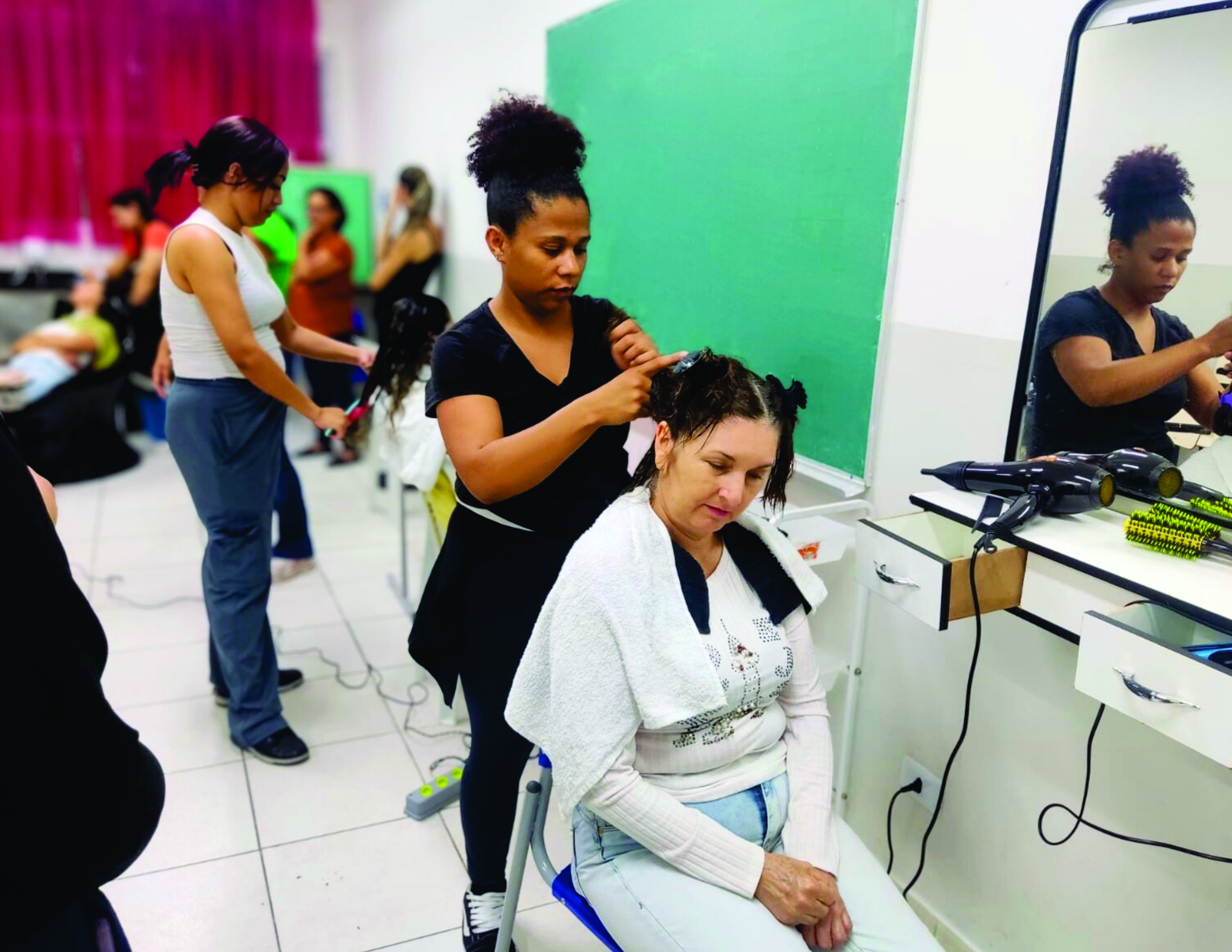 Curso de Auxiliar de Cabeleireiro do CCPL João Ricardo Pelúcio Rosa promoveu aula prática no Engenho Novo