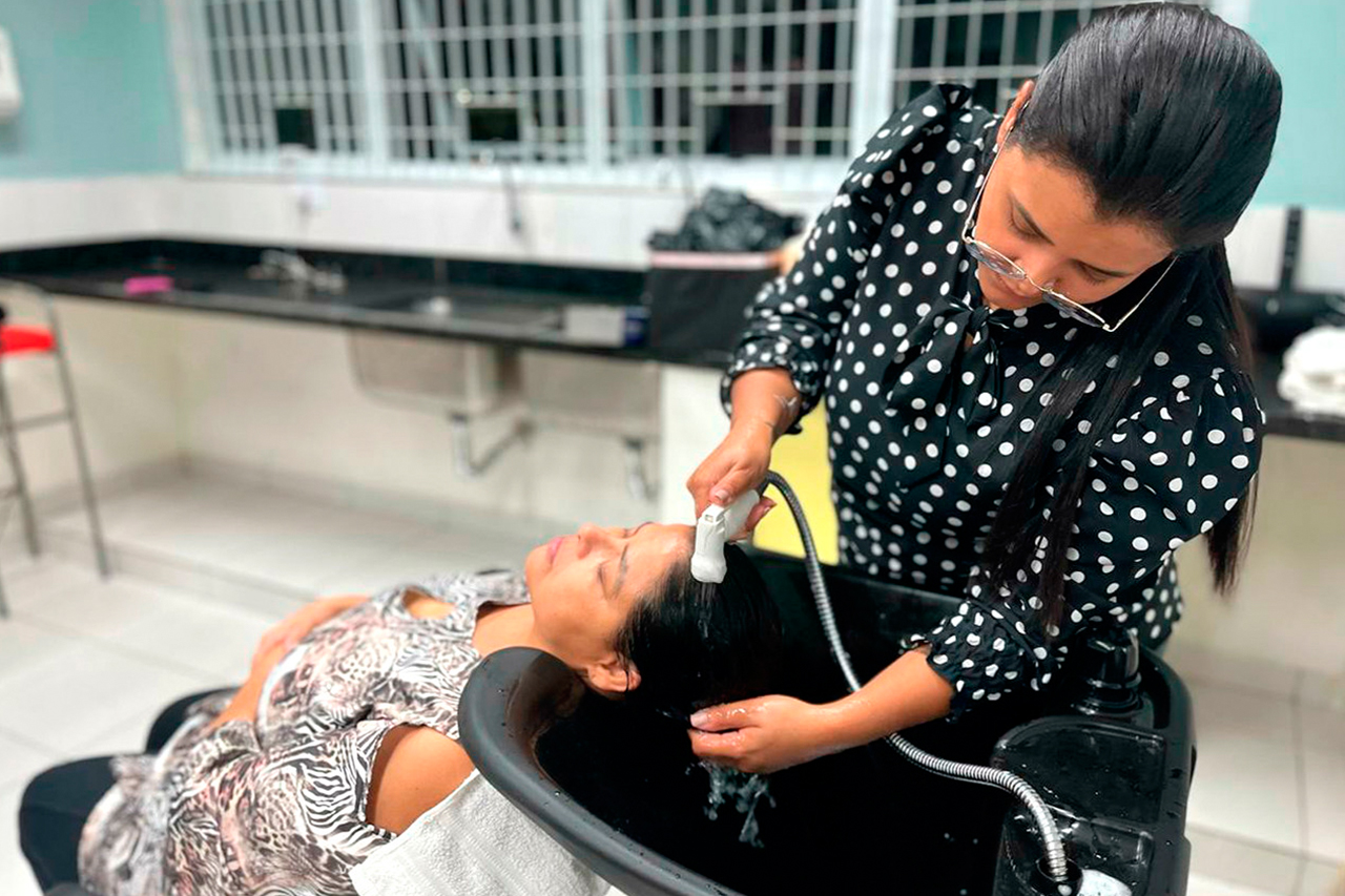 Curso de Auxiliar de Cabeleireiro dos Centros de Capacitação Profissional e Lazer de Barueri é uma oportunidade imperdível para quem deseja ingressar na área da beleza