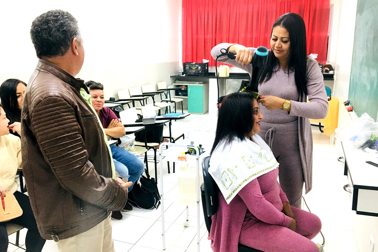 Curso de auxiliar de cabeleireiro do Centro de Capacitação Profissional e Lazer – CCPL João Ricardo Pelúcio Rosa é oportunidade para quem deseja seguir carreira na área da beleza