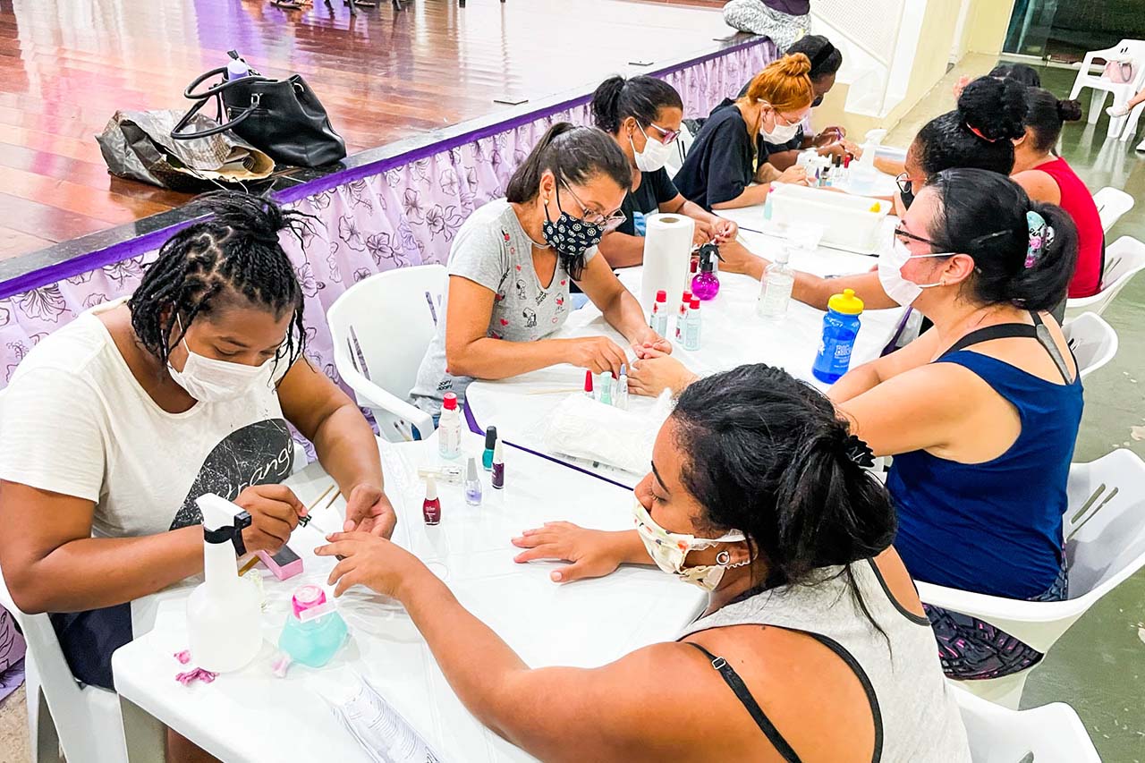 Curso de manicure e pedicure dos Centros de Capacitação Profissional e Lazer - CCPL Barueri contribui para geração de emprego e renda
