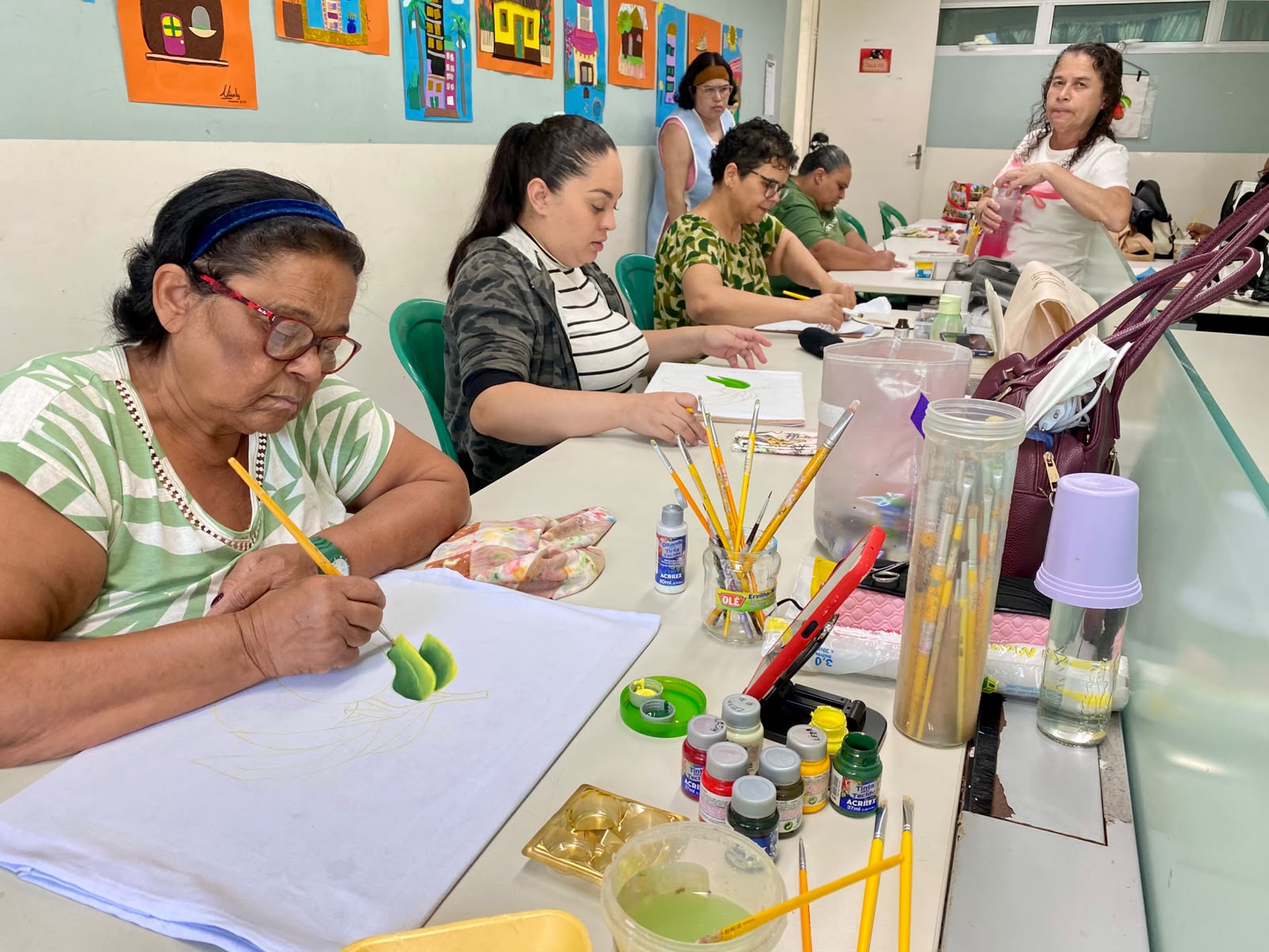 Curso gratuito de Artesanato desenvolve técnicas de Pintura em Tecido no CCPL Ésio Augusto de Souza 