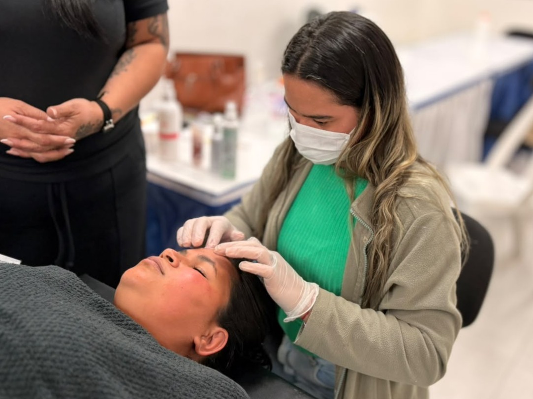Curso gratuito de Estética Facial apresenta técnicas e conhecimentos  sobre cosméticos no CCPL Hercília da Silva Barbosa 