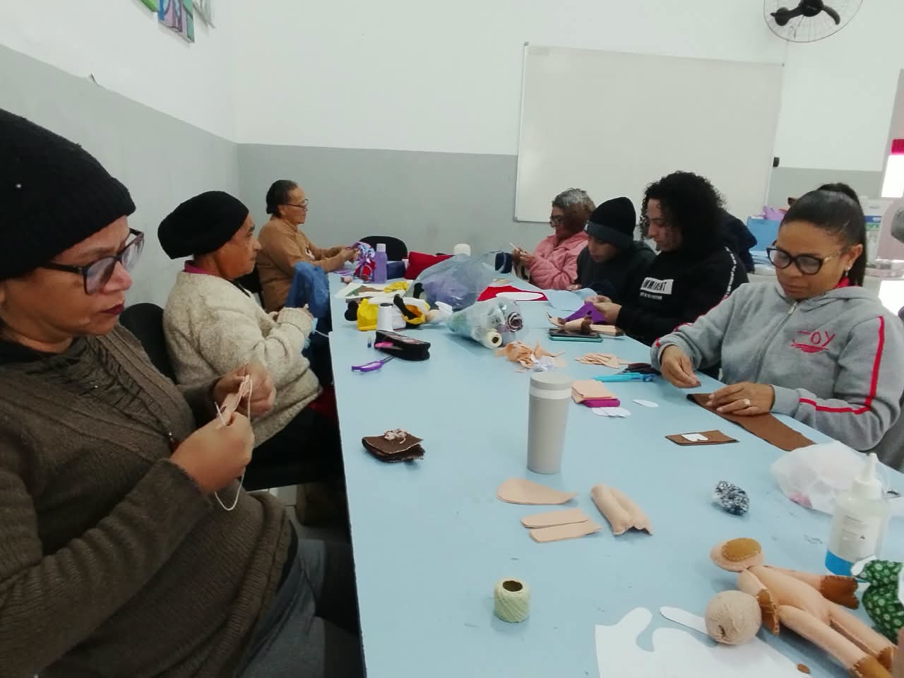 Curso gratuito de artesanato ensina a confeccionar ponteiras de lápis em feltro no CCPL Jaraguá Mirim 