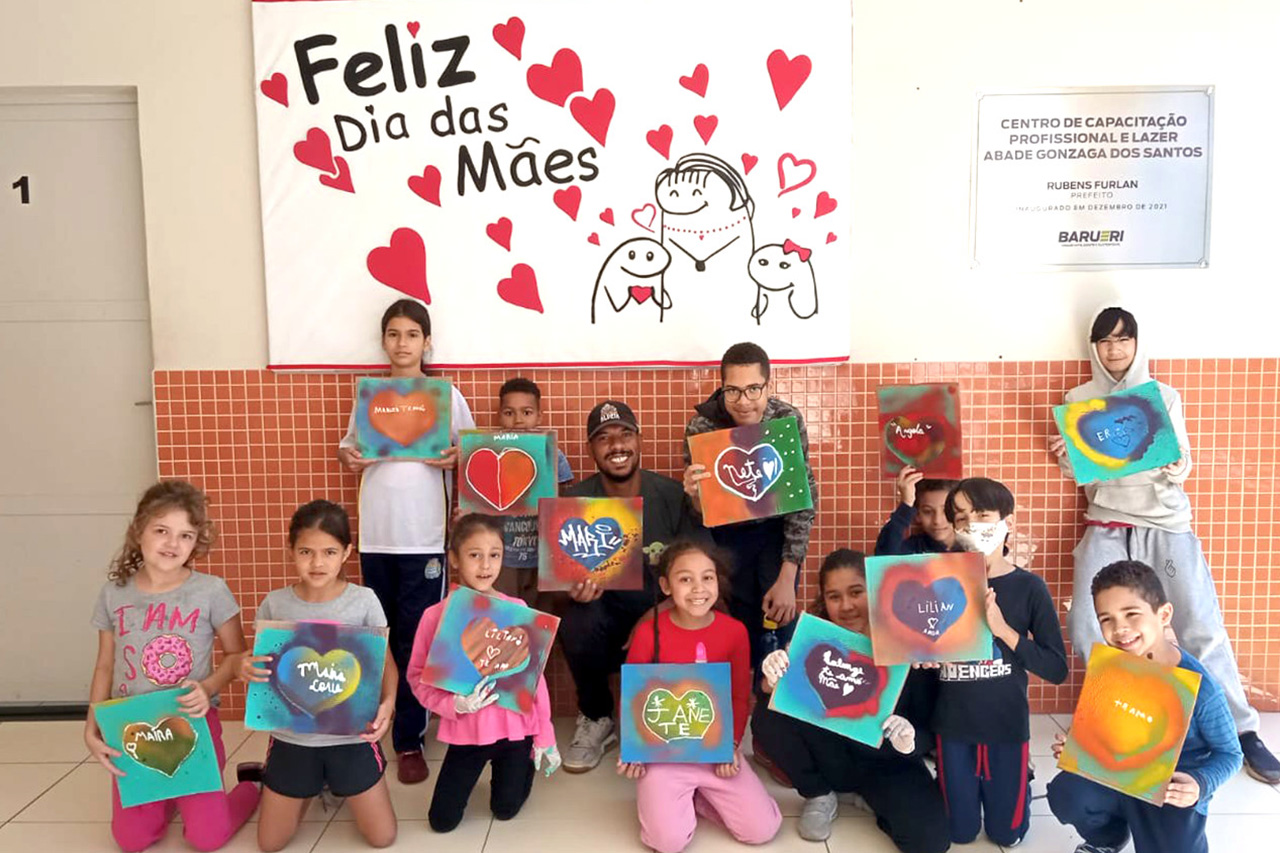 Dia das mães: alunos do curso de grafite do Centro de Capacitação Profissional e Lazer - CCPL Abade Gonzaga dos Santos homenagearam suas mães