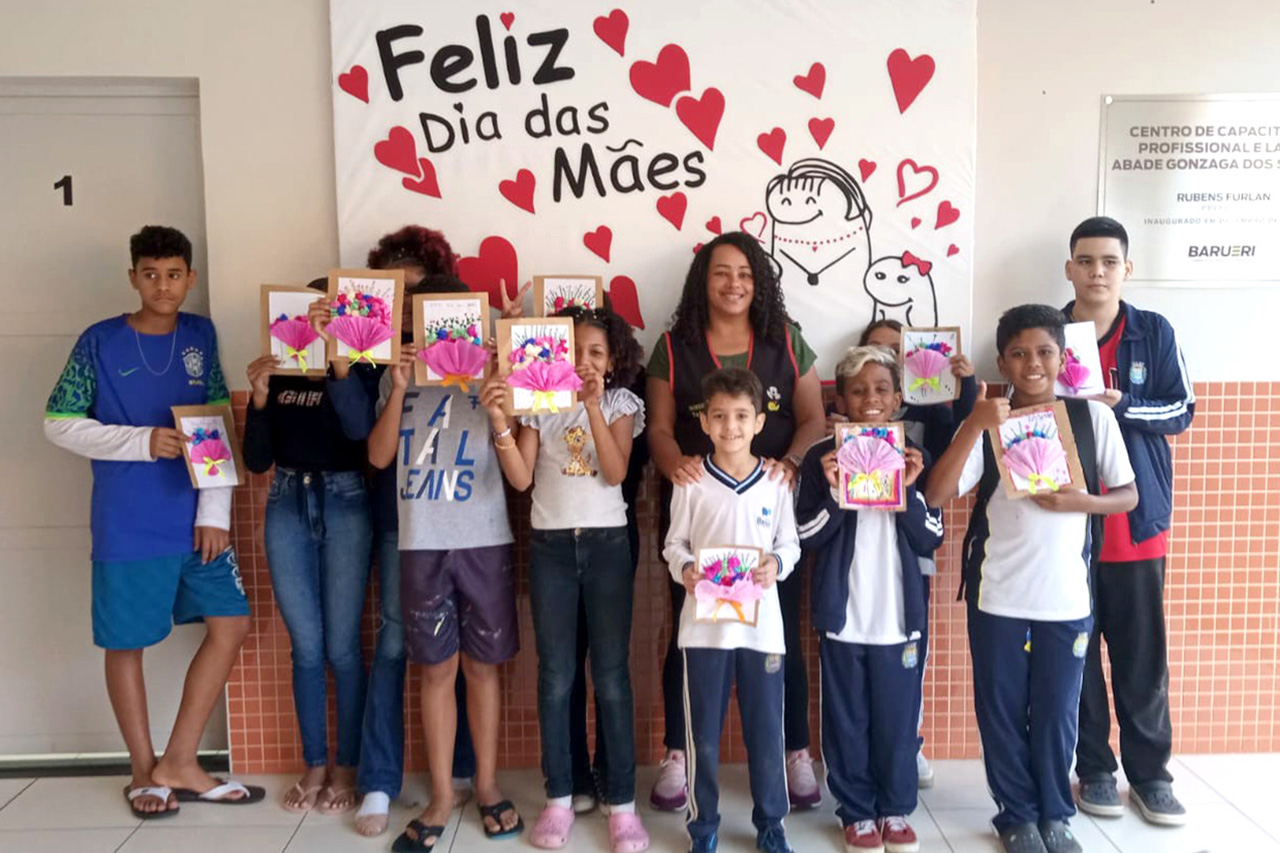 Dia das mães: alunos do curso de reforço escolar do Centro de Capacitação Profissional e Lazer - CCPL Abade Gonzaga dos Santos homenagearam suas mães