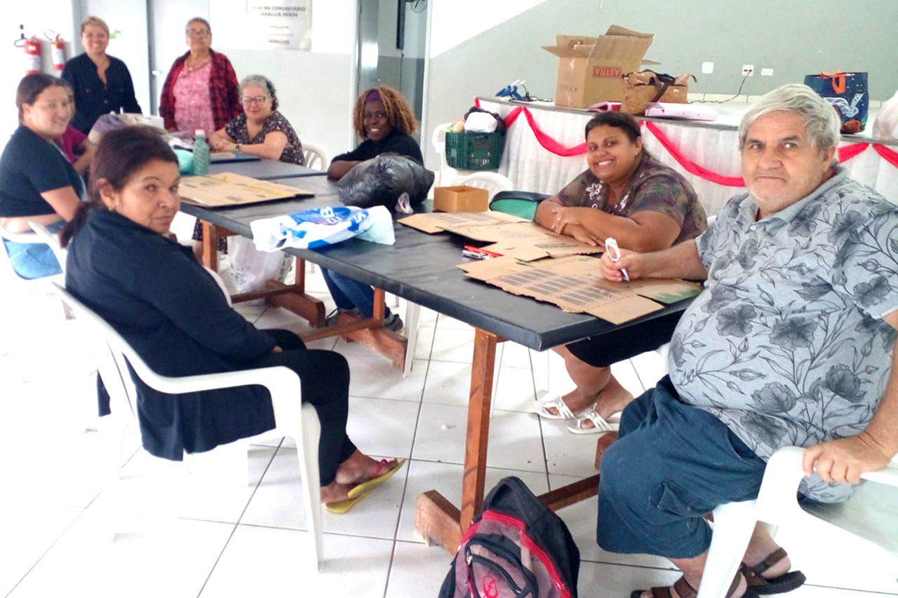 Educadora do Centro de Capacitação Profissional e Lazer - CCPL Ésio Augusto de Souza promoveu confecção de peças com materiais recicláveis em prol da campanha ‘Junho Verde’