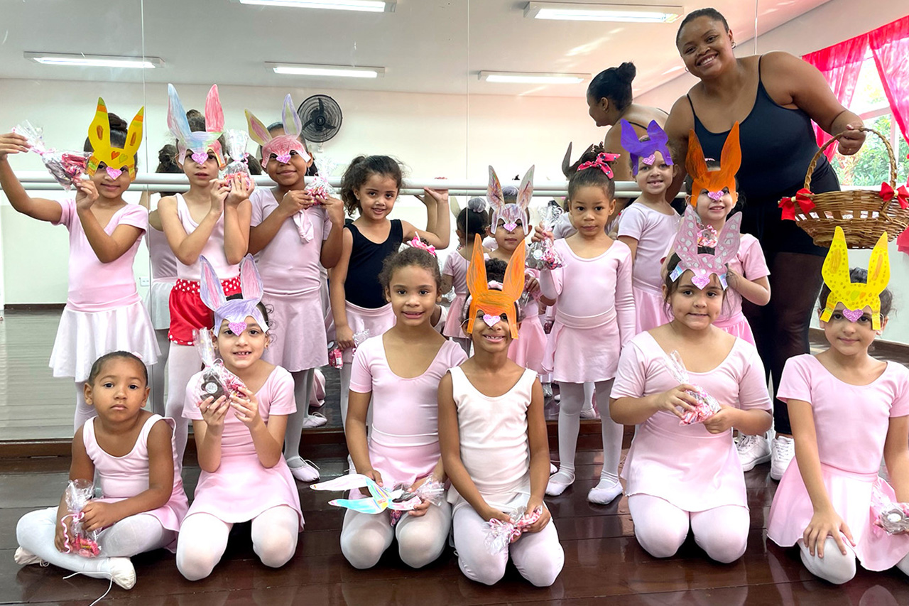 Educadora do Centro de Capacitação Profissional e Lazer – CCPL João Ricardo Pelúcio Rosa agitou a aula de Ballet com atividade em comemoração à Páscoa