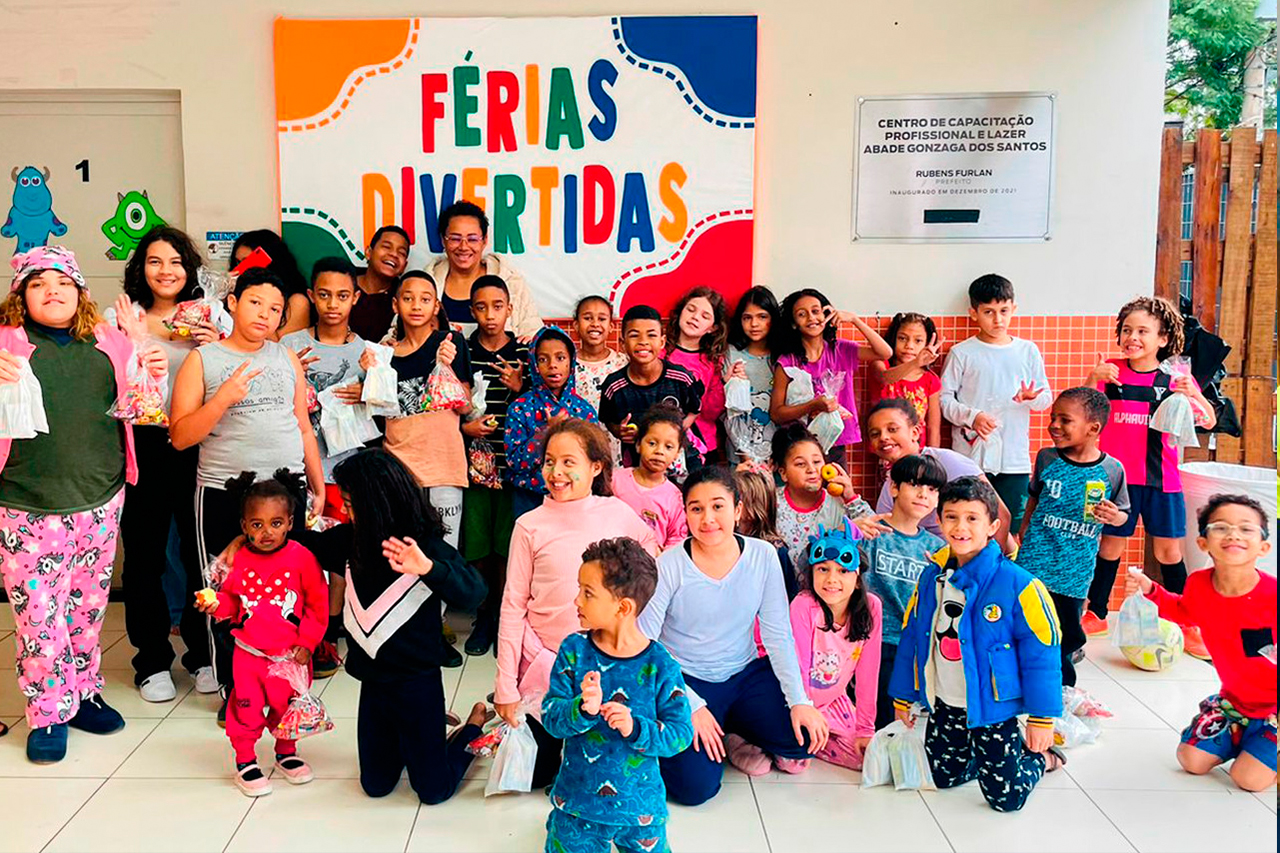 Férias Divertidas: Alunos do CCPL Abade Gonzaga dos Santos se divertiram durante Workshop de desafio com garrafa e pintura facial