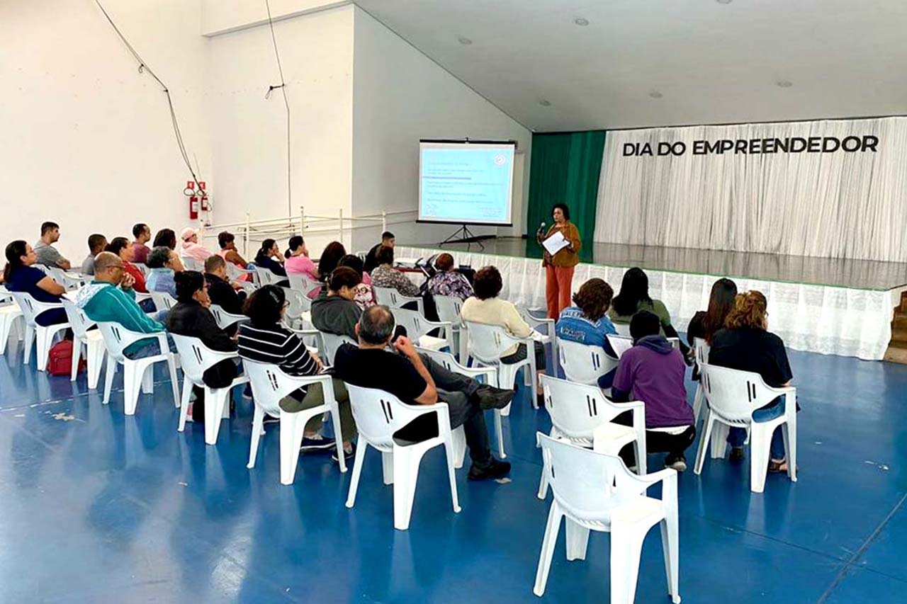 No dia do empreendedor, o Centro de Capacitação Profissional e Lazer – CCPL Gabriela de Freitas Rosa promoveu uma palestra informativa
