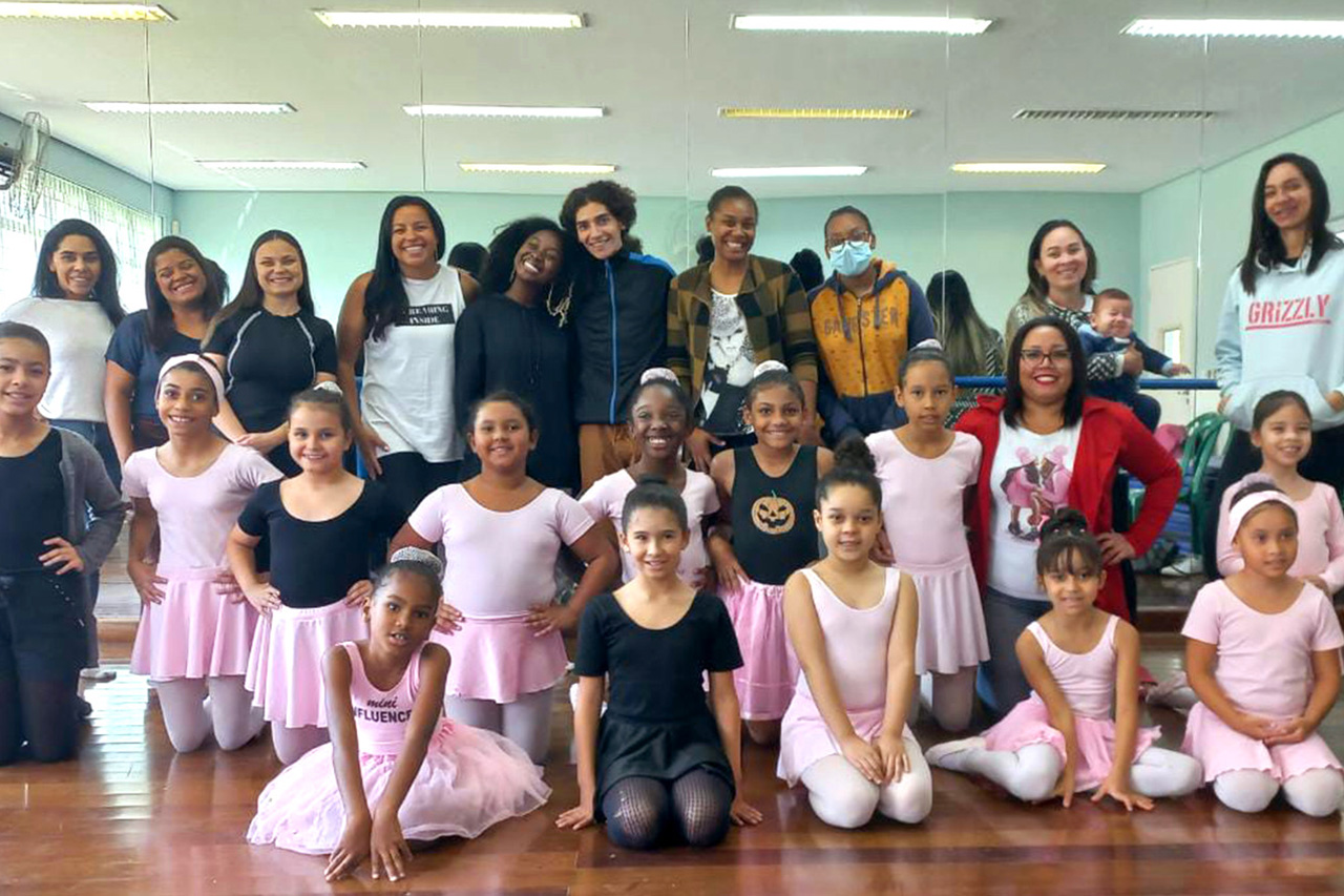 Turmas de Ballet do Centro de Capacitação Profissional e Lazer - CCPL Ésio Augusto de Souza celebraram o ‘Dia da Mães’ de forma muito especial