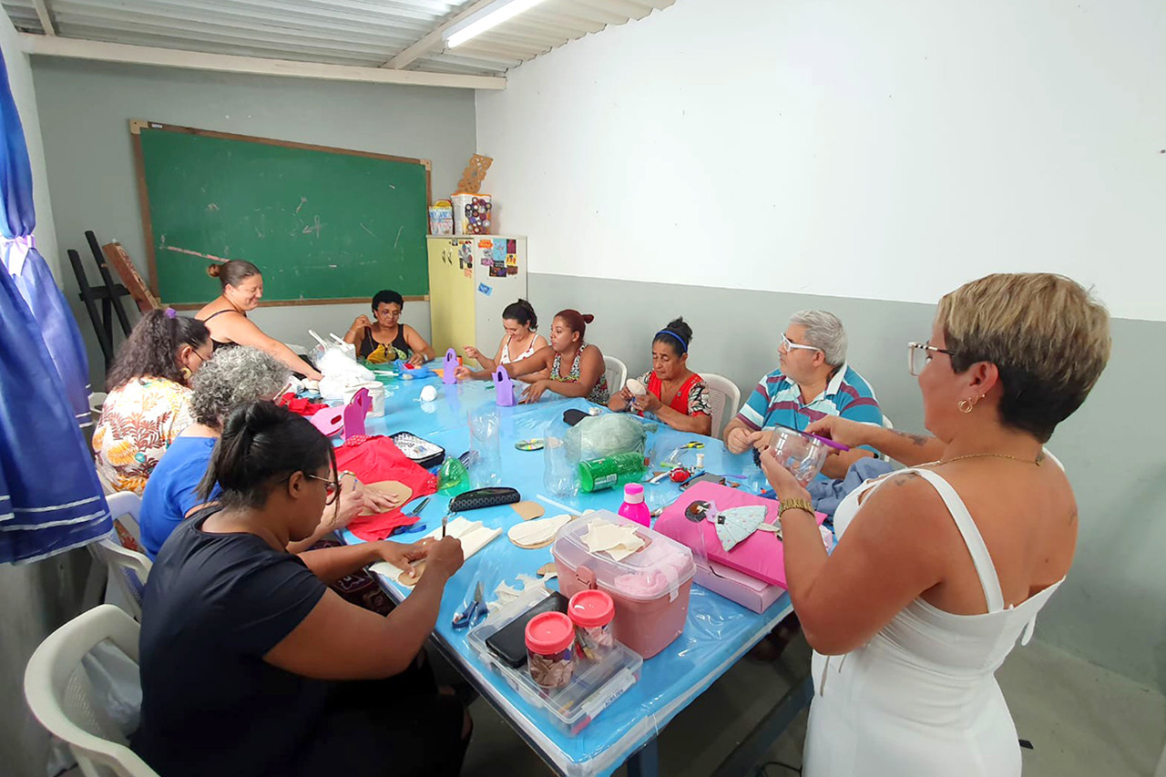 Turmas do curso de artesanato do Centro de Capacitação Profissional e Lazer - CCPL Hercília da Silva Barbosa produziram lembrancinhas em homenagearam ao ‘Dia das Mães’