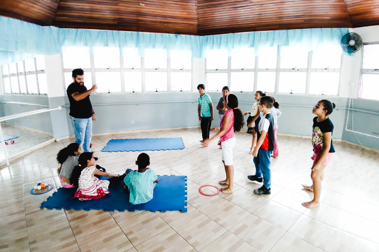 Luã Lafayete, professor de inglês, e Daniela Aleixo, recreadora, mobilizaram a concentração e a agilidade dos alunos