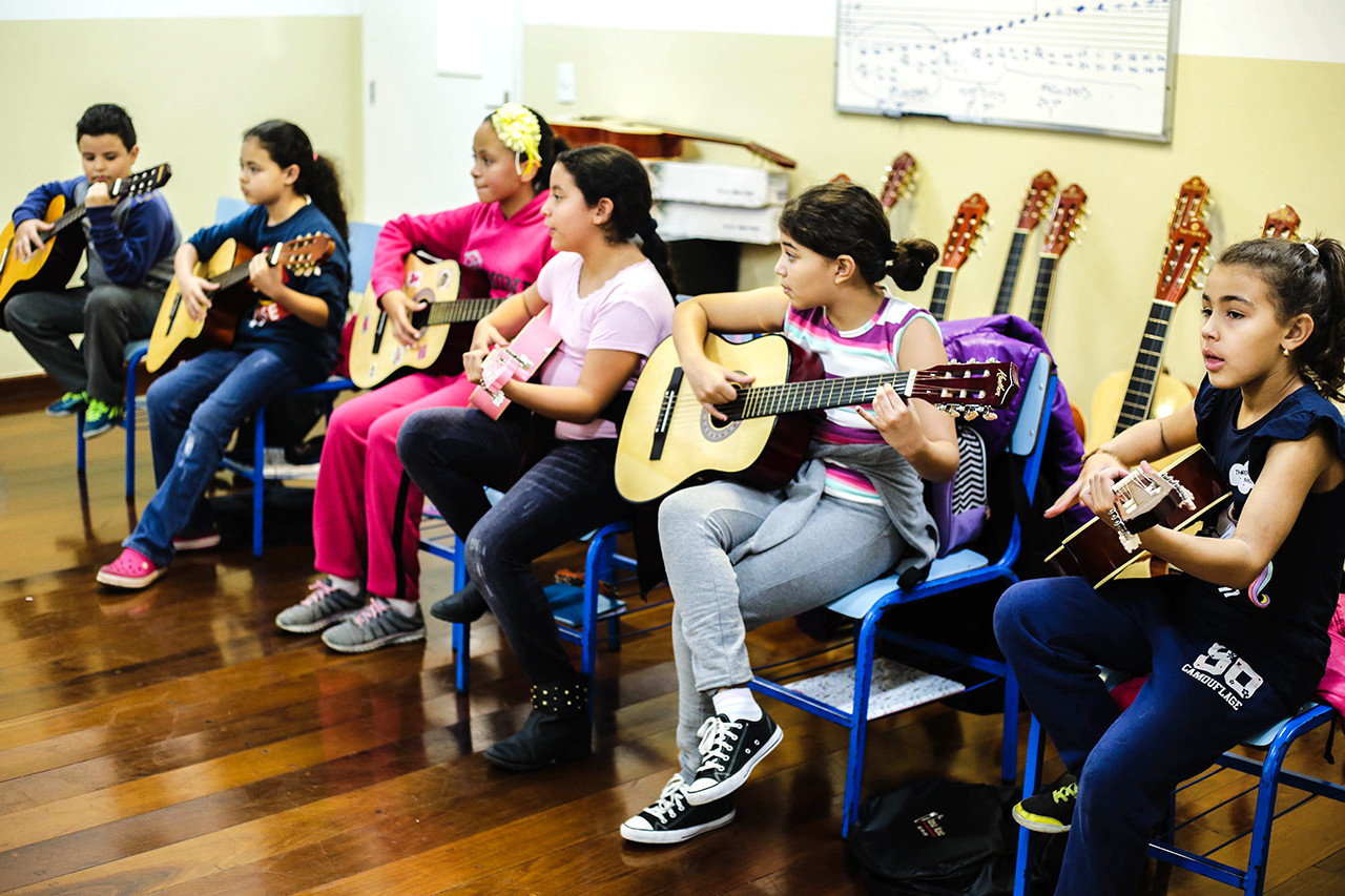 O curso de violão oferecido no CCPL mostra como o aprendizado de um instrumento pode ser importante na vida de uma pessoa